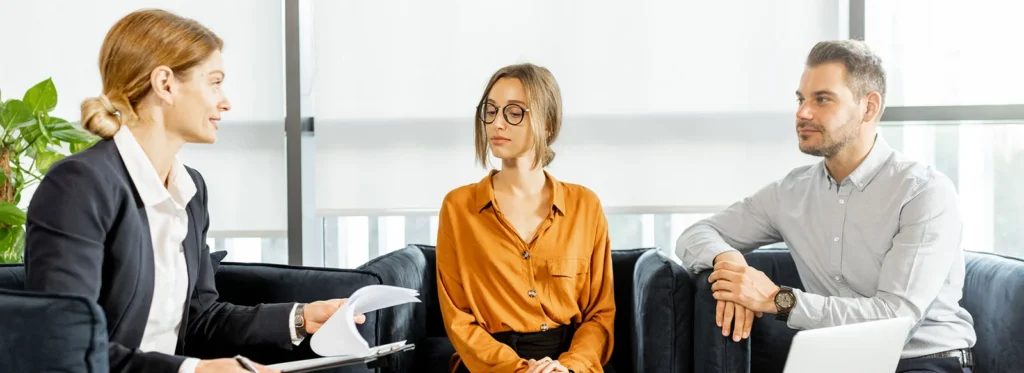 Mujer profesional sentada en entorno corporativo